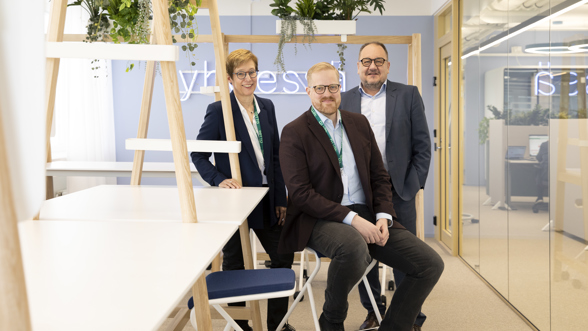 Rettan edustajat vuokraisännän kanssa modernissa toimistotilassa.